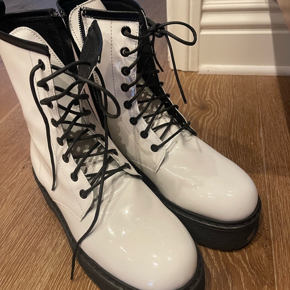 Pierre Darre patent white combat boots. EU 39